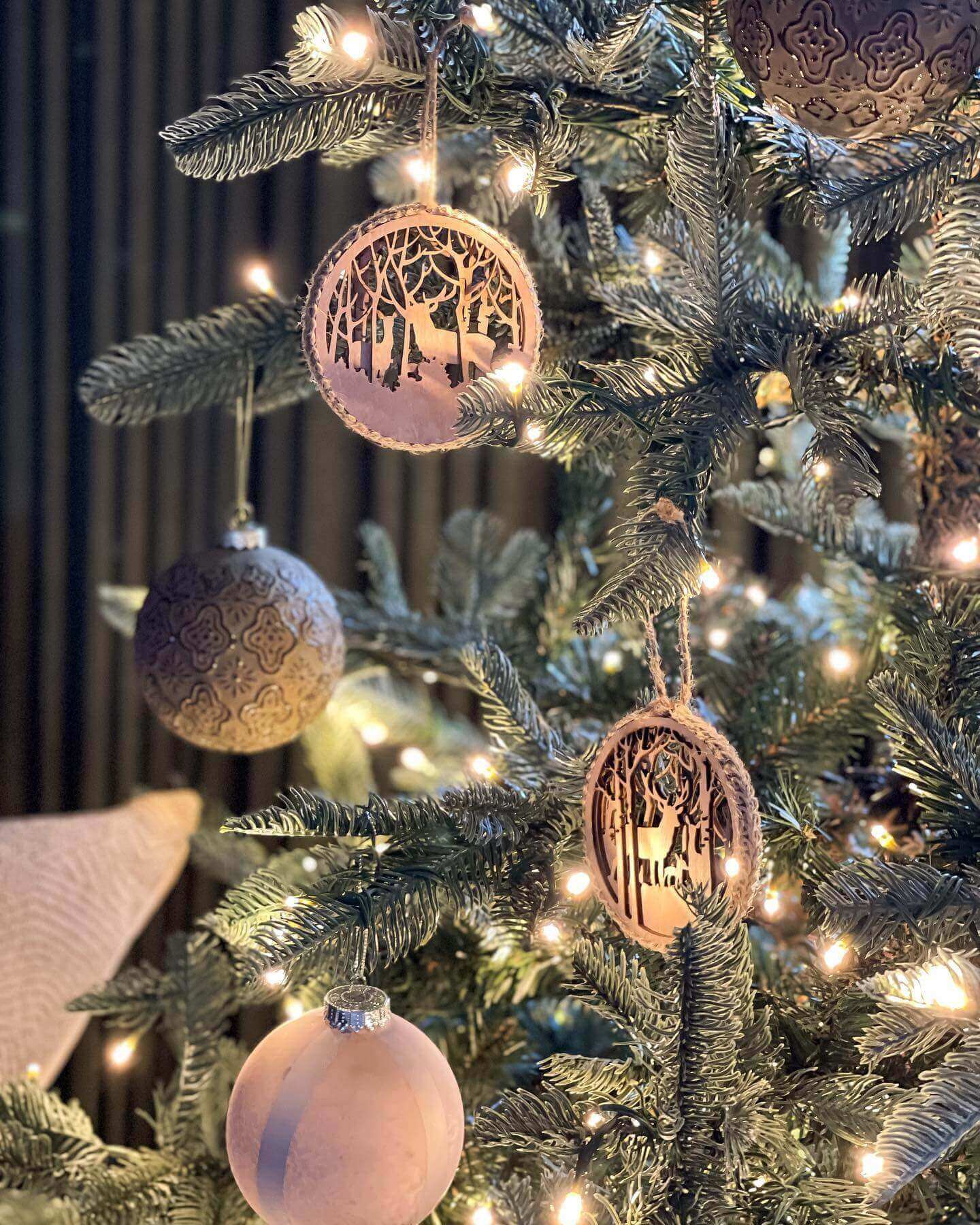 Rustic Charm: Country and Farmhouse Christmas Tree Décor, image size:1440x1800