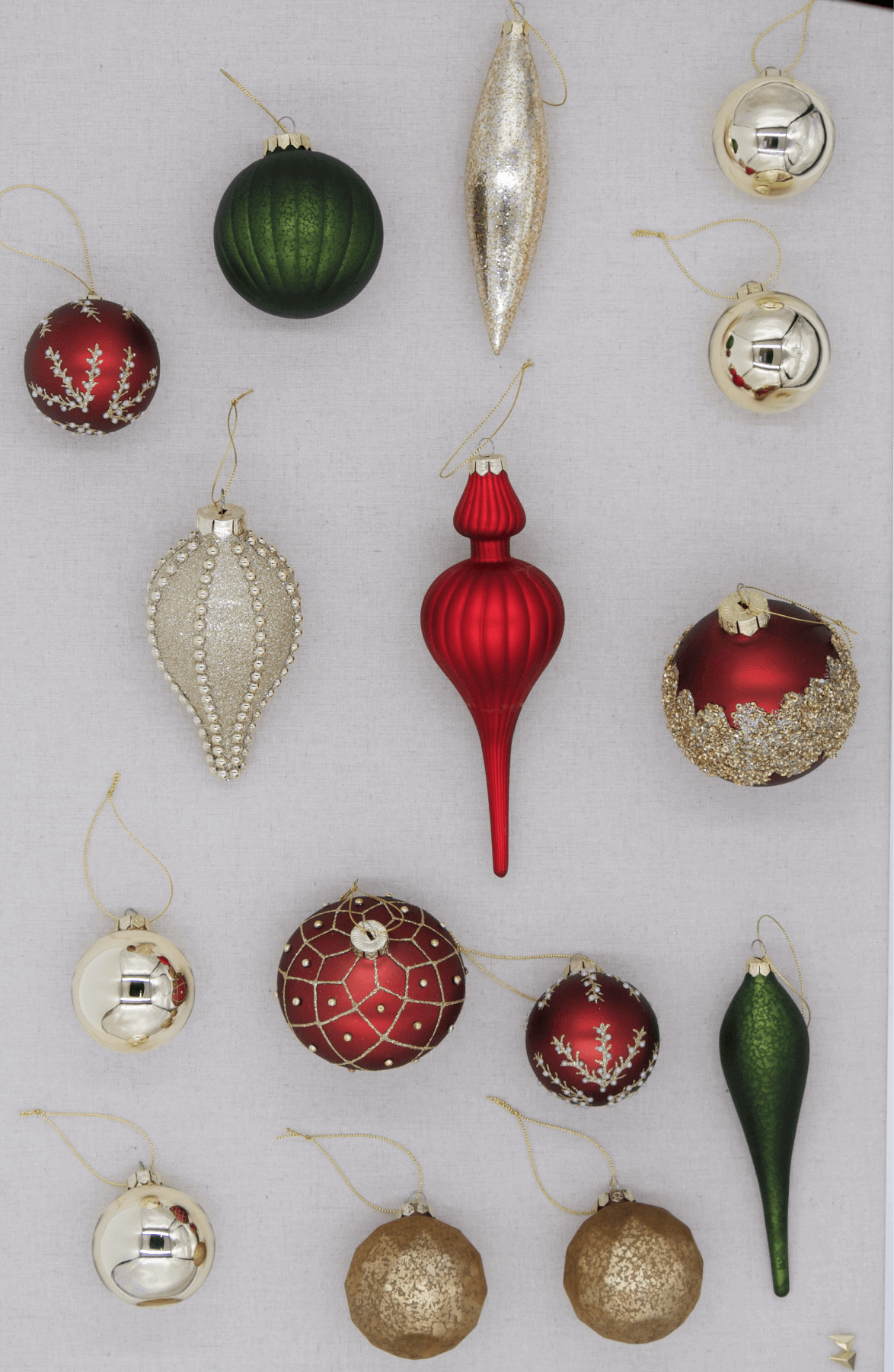 King of Christmas Mistletoe 15-Piece Glass Ornament Set (Red-Green)