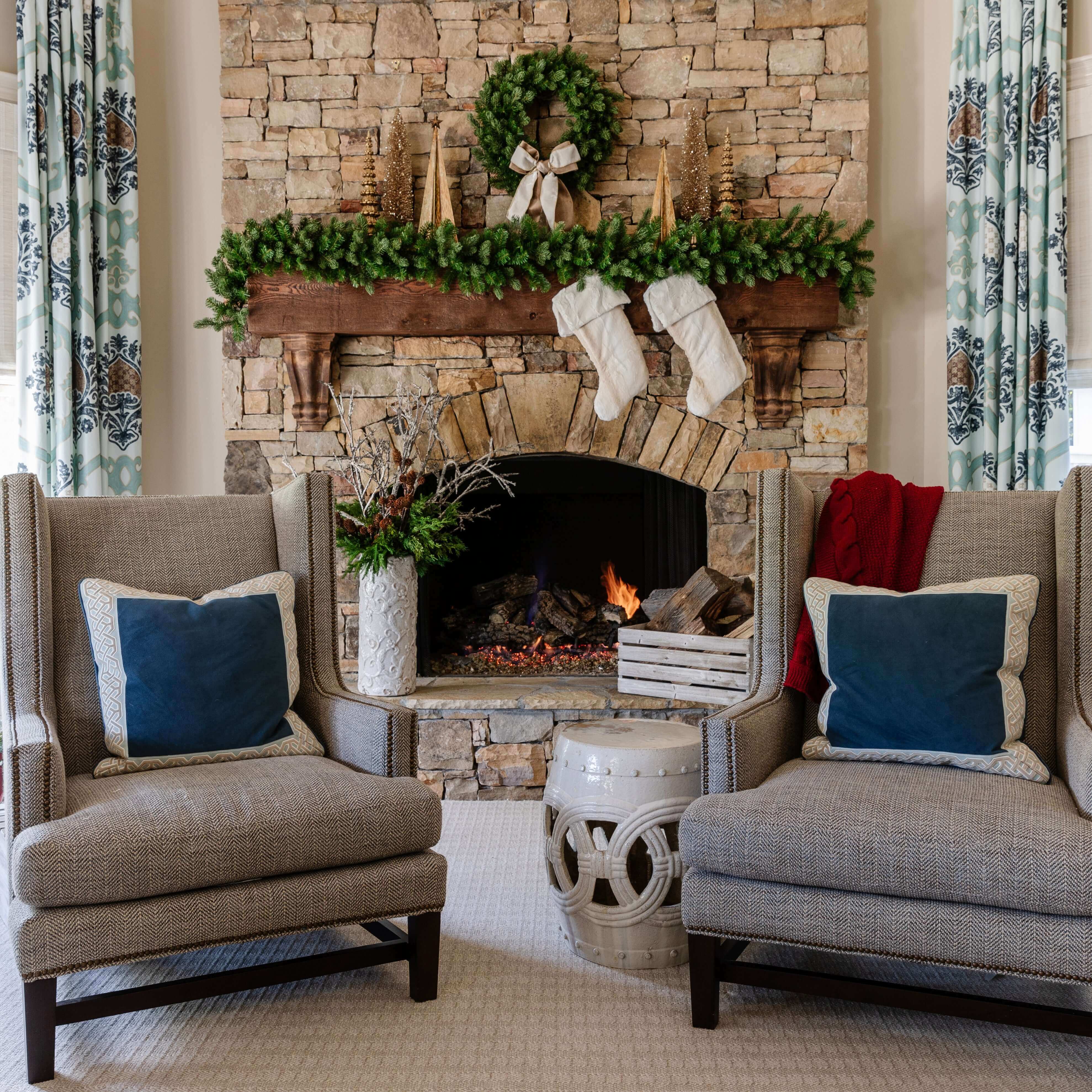 King of Christmas 24" Cypress Spruce Wreath with Warm White LED Lights (Battery Operated)