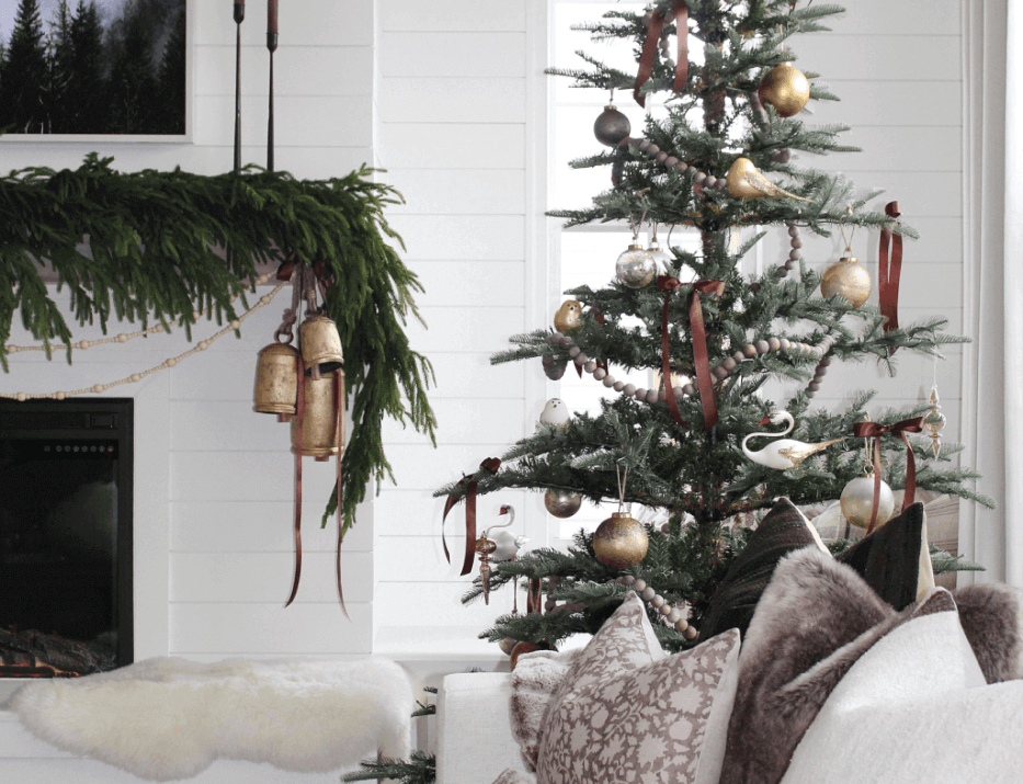 Simple and Chic: Minimalist Christmas Tree Trends