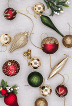 King of Christmas Mistletoe 15-Piece Glass Ornament Set (Red-Green)