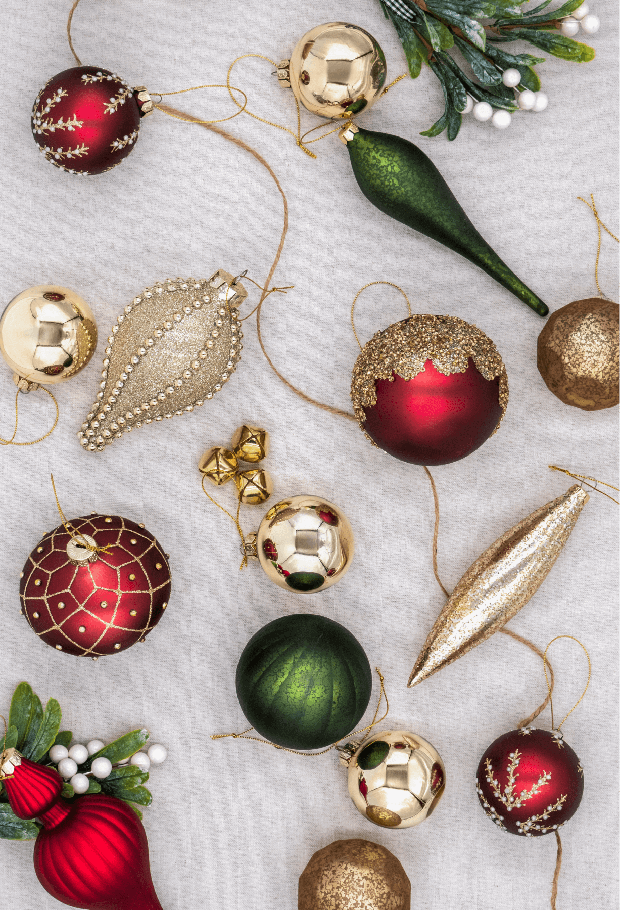 King of Christmas Mistletoe 15-Piece Glass Ornament Set (Red-Green)