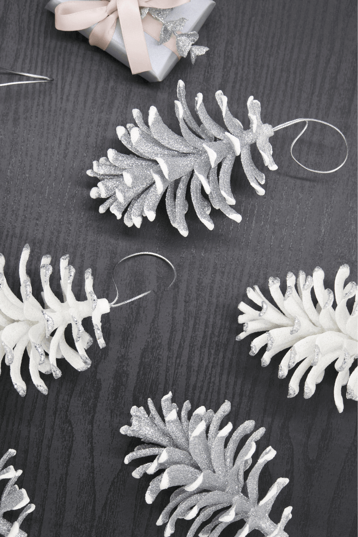 King of Christmas Silver Dipped Pine Cones (8 Pack)