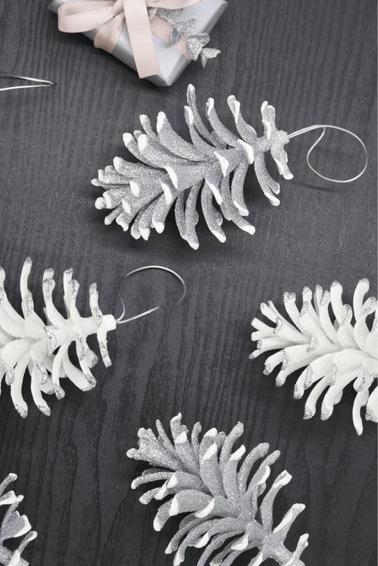 King of Christmas Silver Dipped Pine Cones (8 Pack)
