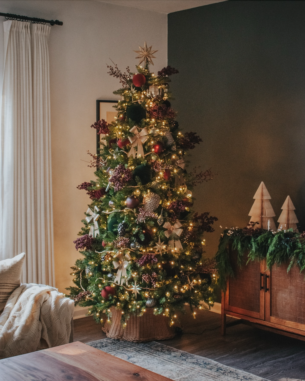 7.5' Yorkshire Fir Artificial Christmas Tree with 600 Warm White LED Lights