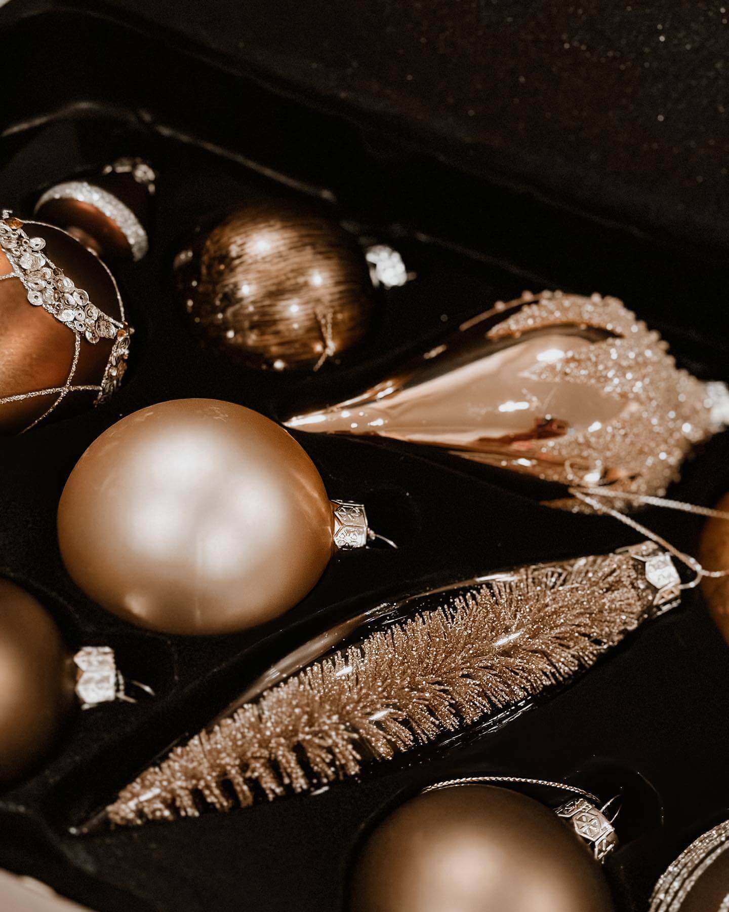 King of Christmas Christmas - Christmas Chic 15 Piece Glass Ornament Set (Forest-Brown, Gold)