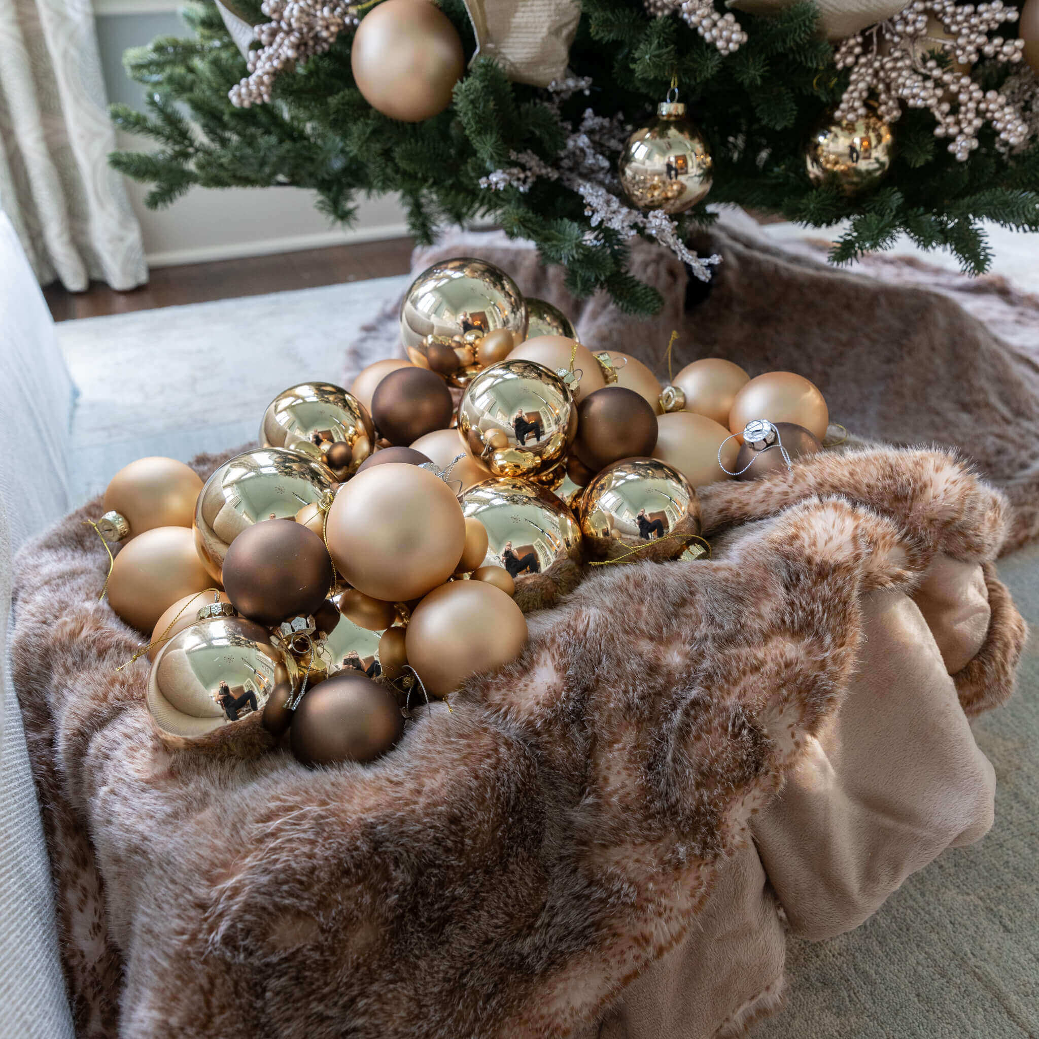King of Christmas Gold Essential Glass Ornaments (24 Pack)