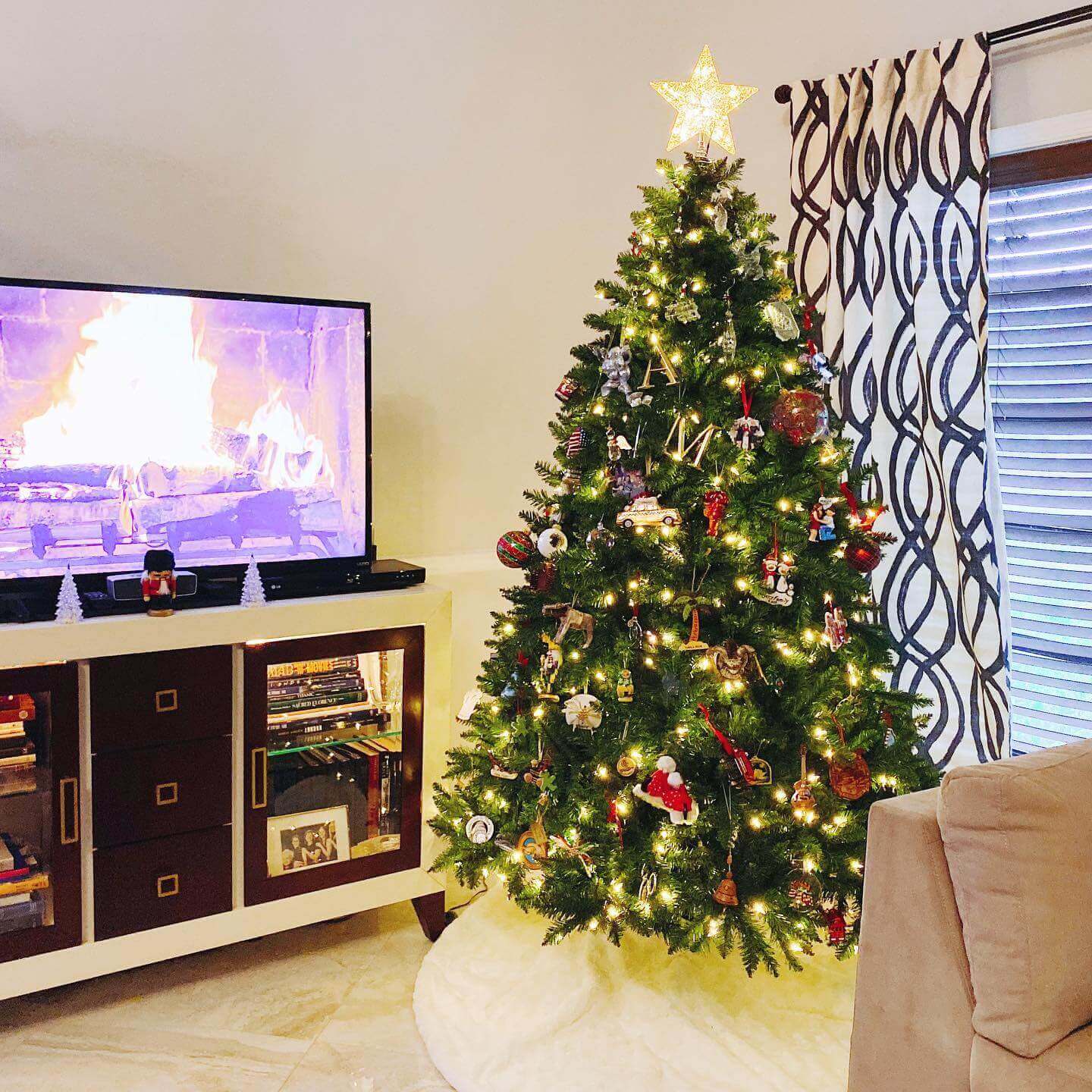 9' Hancock Spruce Artificial Christmas Tree 750 Warm White