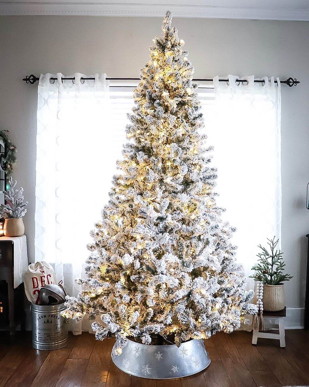 King of Christmas (OPEN BOX) 8' PRINCE FLOCK® TREE WITH 550 WARM WHITE LED LIGHTS, FINAL SALE