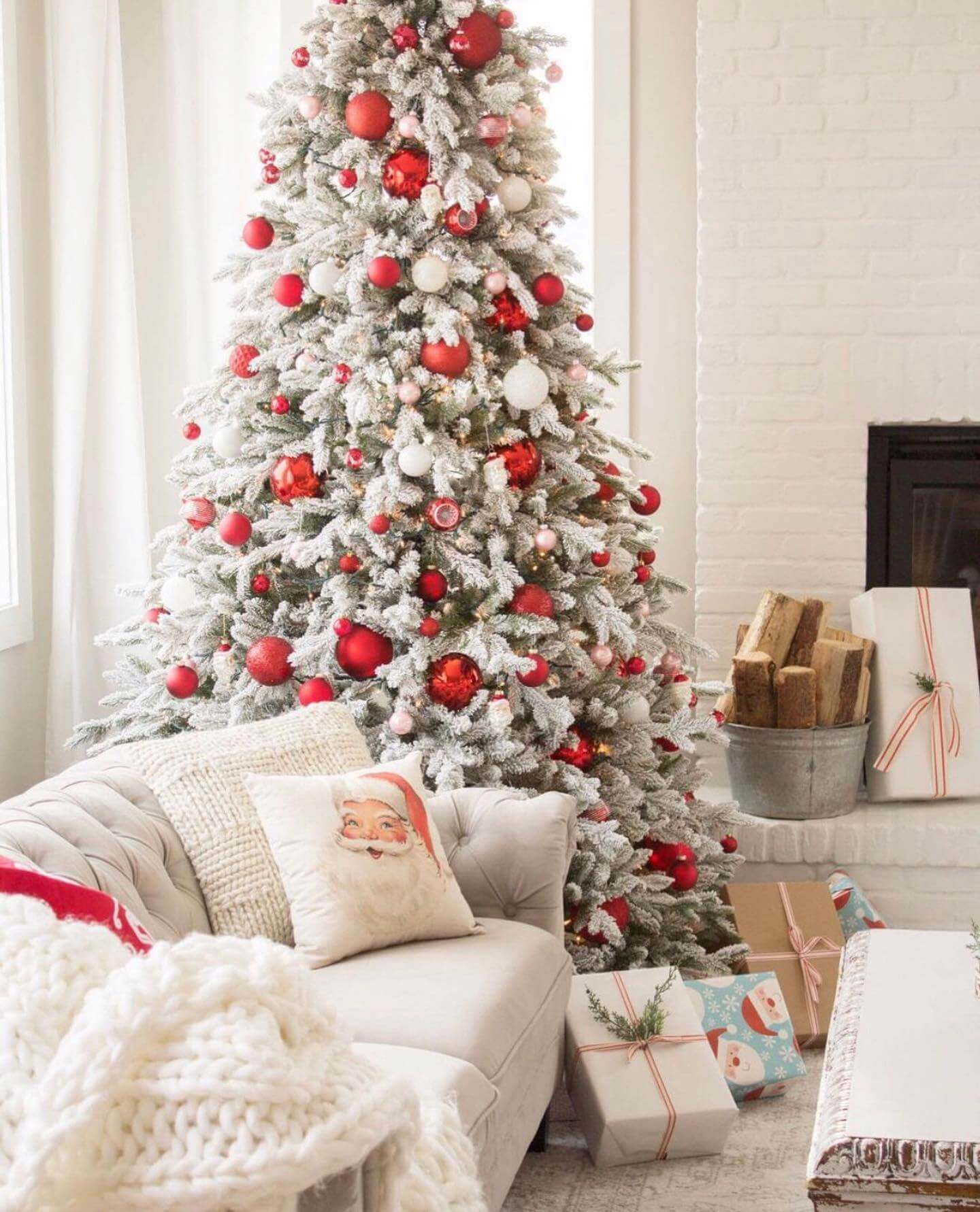 https://www.kingofchristmas.com/cdn/shop/products/Queen-Flock-Artificial-Christmas-Tree-Unlit4_f14a5cd9-c0f4-4fd8-8255-6ba59a27fe9b.jpg?v=1694547821&width=1440