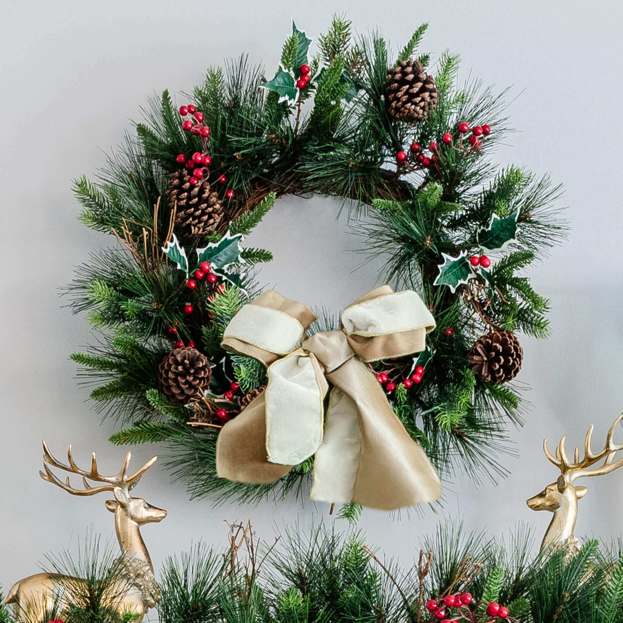 King of Christmas 24" Redwood Wreath with 50 Warm White Led Lights (Battery Operated)