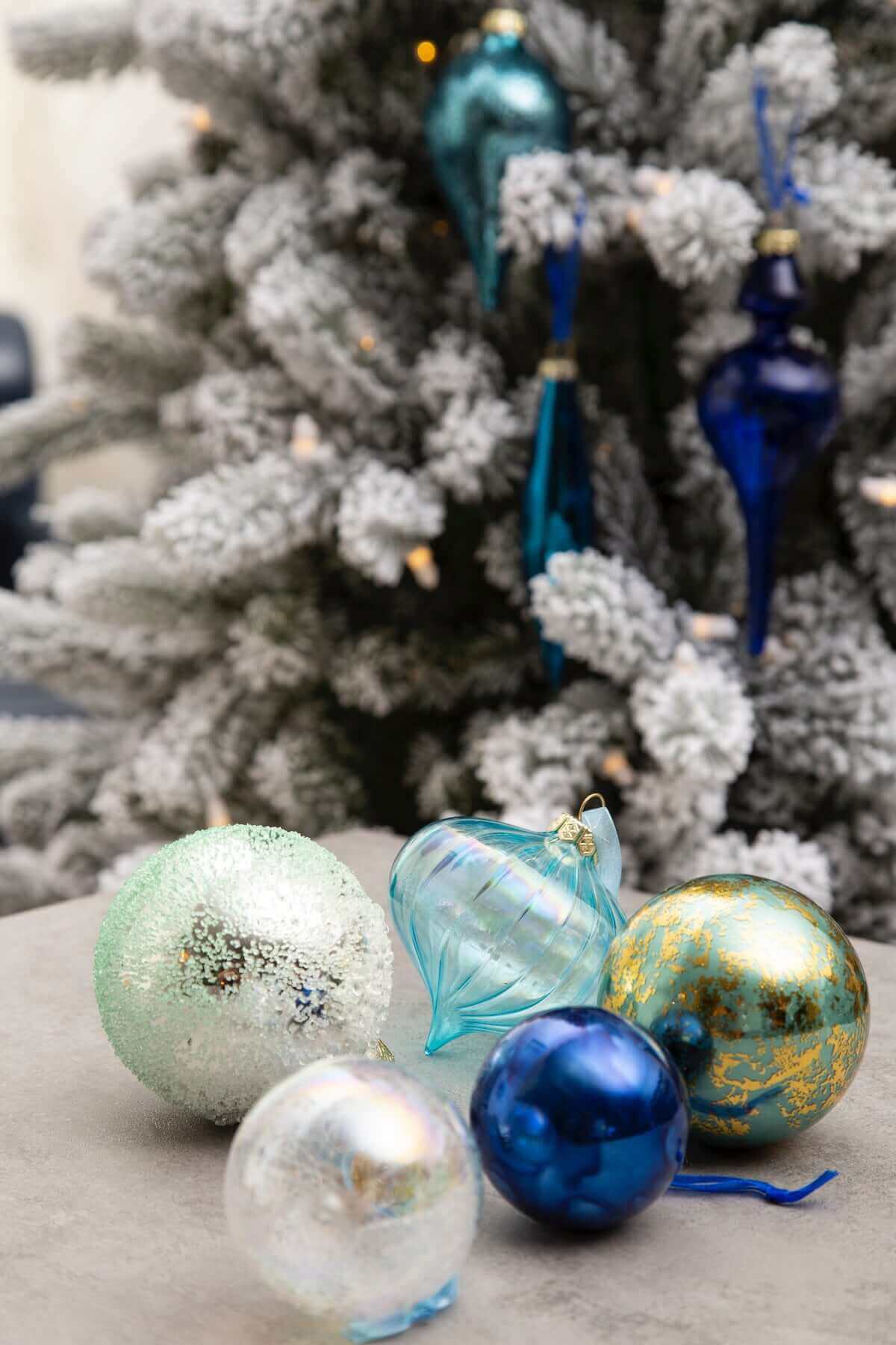 King of Christmas Snowflake 30-Piece Glass Ornament Set (Blue) Limited Edition