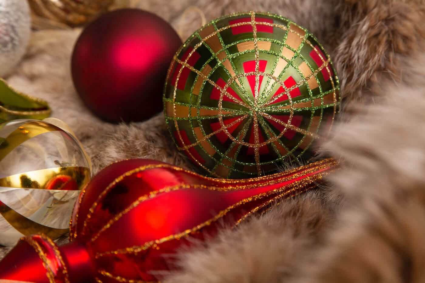 Red and gold shop christmas ball ornaments