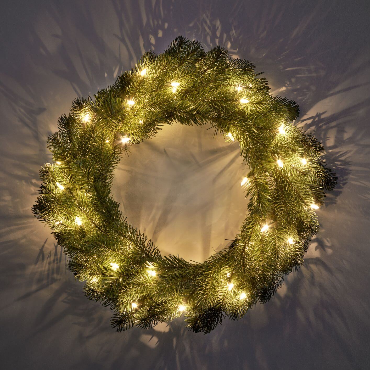 King of Christmas 24" King Douglas Fir Wreath with Warm White LED Lights (Battery Operated)