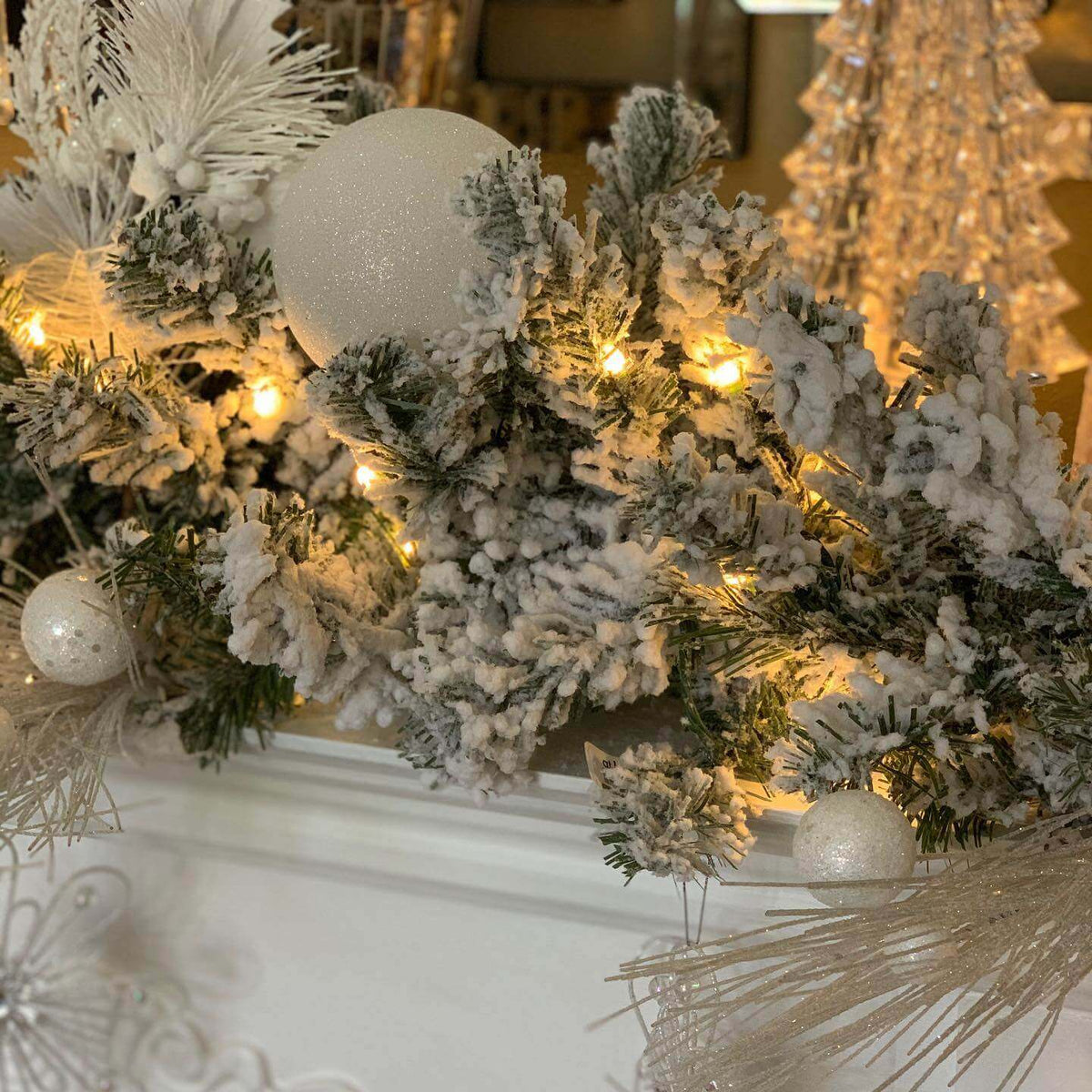 King Flock artificial Christmas garland, lit, close-up