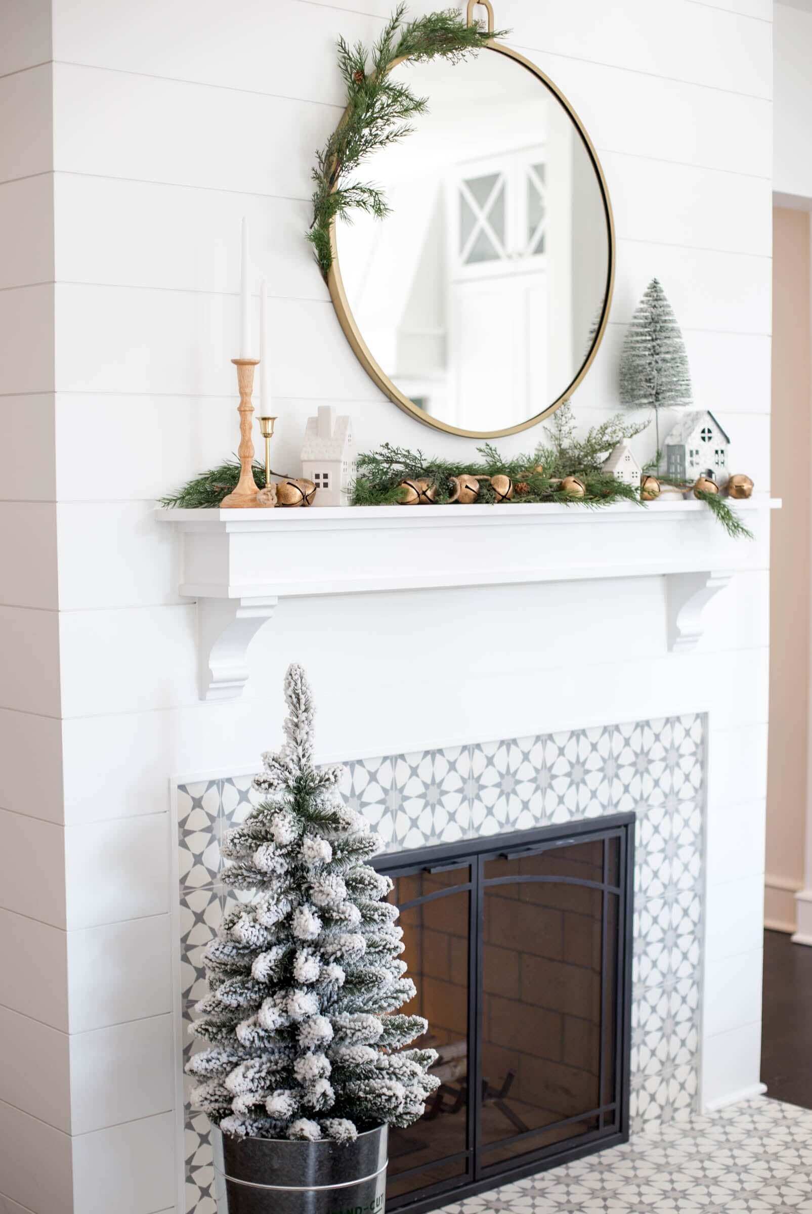 The KIng Flock from the artificial tabletop xmas trees collection is perfect for your living room. 